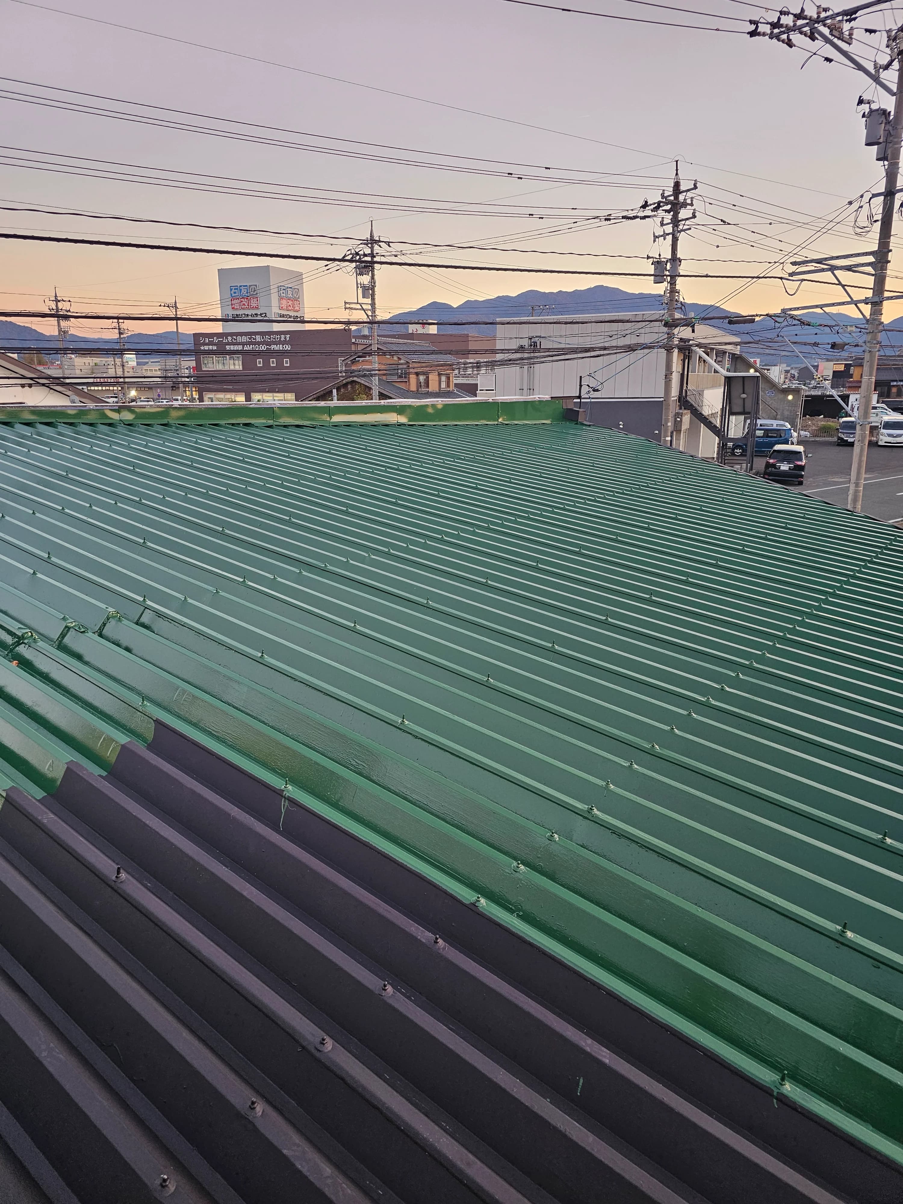 緑色に塗り替えた折板屋根